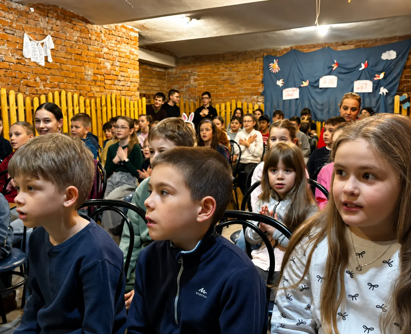 Gyerekek egy vasárnapi iskolai, gyülekezeti foglalkozáson